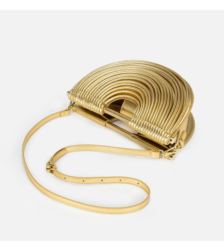 Sac à main doré structuré demi-lune — Soleil de Nuit | La Touche