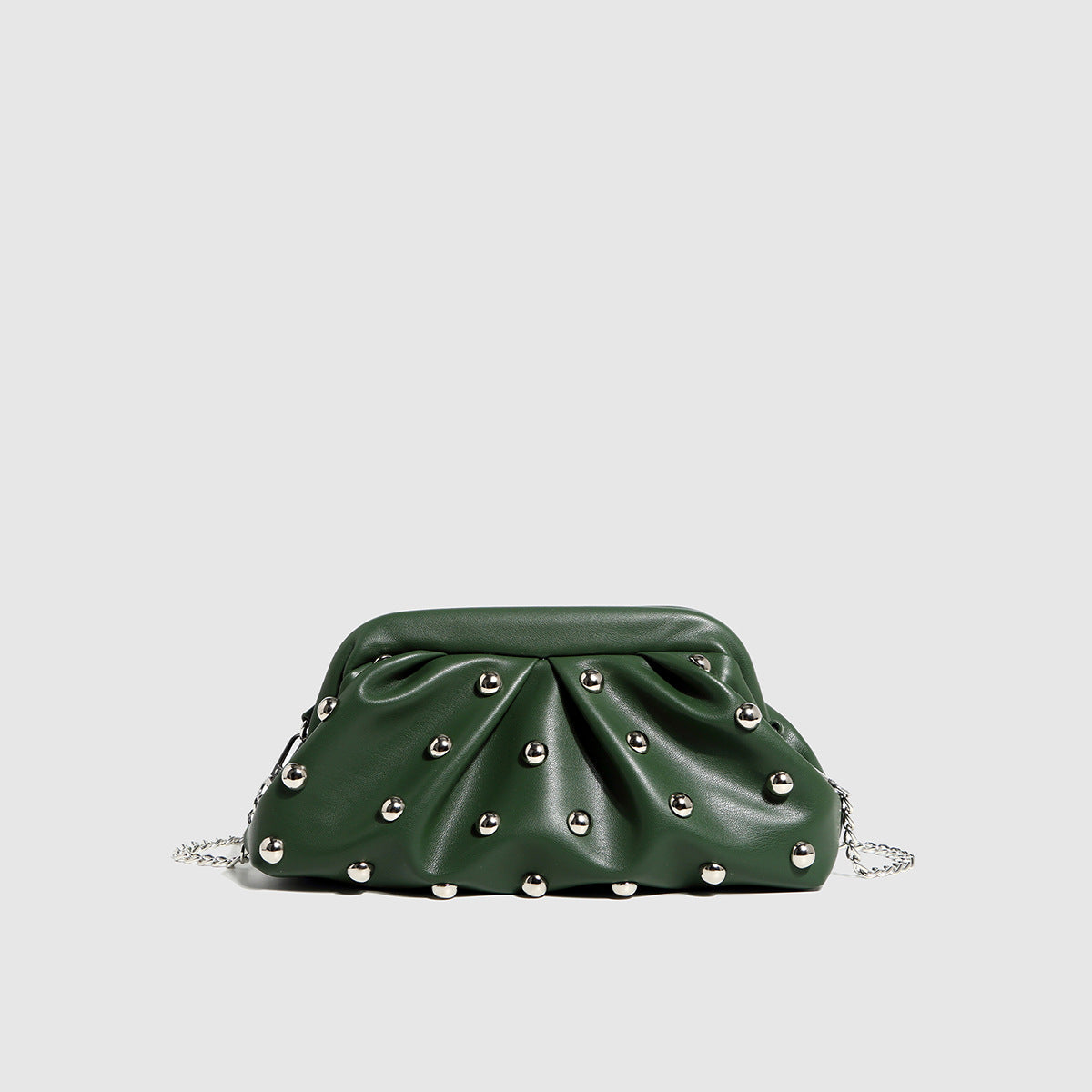 Sac clutch cloud à clous vert forêt — Nuage Rebelle | La Touche